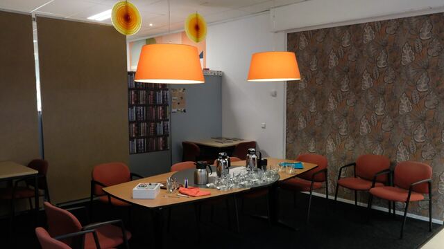 Zithoek met oranje hanglampen